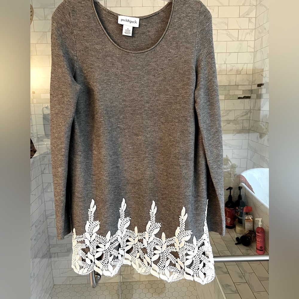 Peck &Peckightweight long sweater with beautiful lace at the hem. Size M